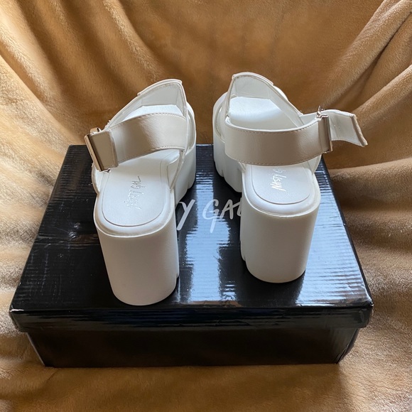 White platform heel - Picture 4 of 4